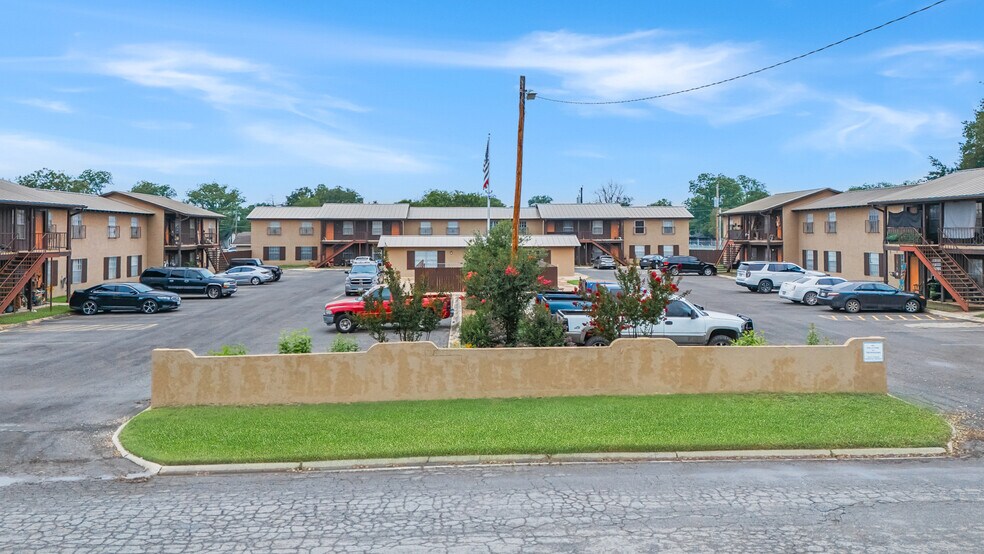 More Photos Of 500 E Nopal St, Uvalde Apartments For Sale