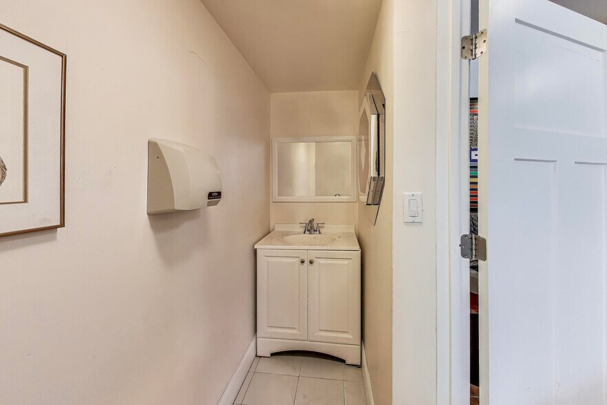 More Photos Of 918 N Ashland Ave, Chicago General Retail For Lease