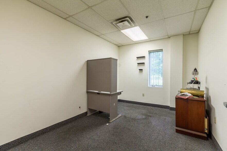 More Photos Of 2081 Division St, Palmyra Manufacturing For Lease