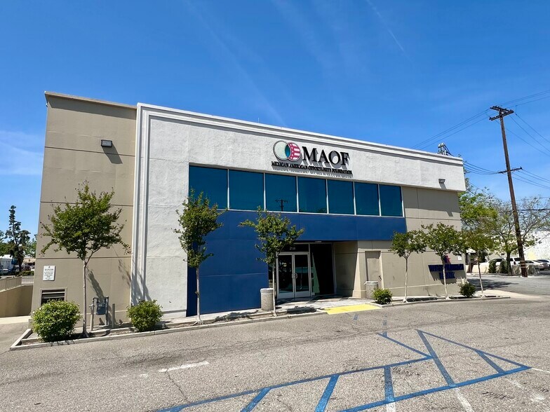 More Photos Of 2130 Chester Ave, Bakersfield Office For Lease