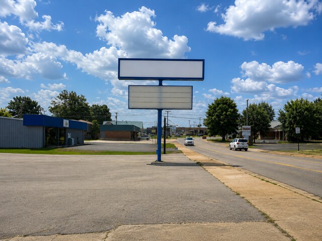 More Photos Of 905 S Rogers St, Clarksville Auto Dealership For Lease