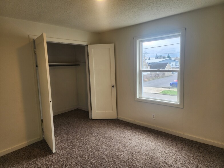 More Photos Of 48 SW Chehalis Ave, Chehalis Showroom For Sale