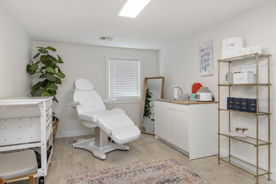 More Photos Of 712 Main St, Hyannis Storefront Retail Office For Sale