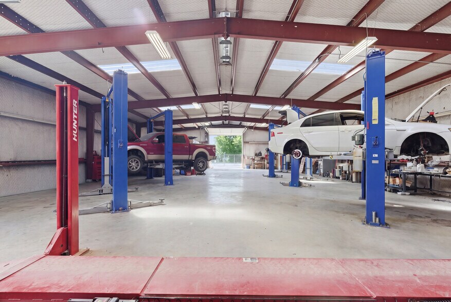 More Photos Of 320 S S Wilcox St, Rockdale Auto Dealership For Sale