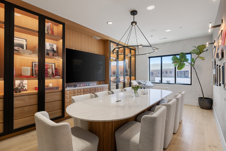 More Photos Of 4554 Forestdale Dr, Park City Light Manufacturing For Sale