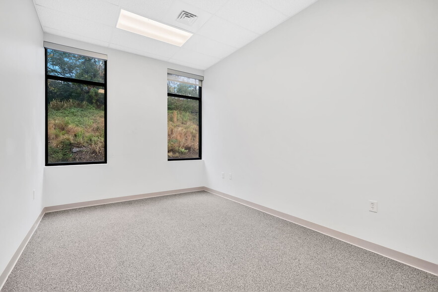 More Photos Of 1909 Pinnacle Pointe Way, Knoxville Office For Lease