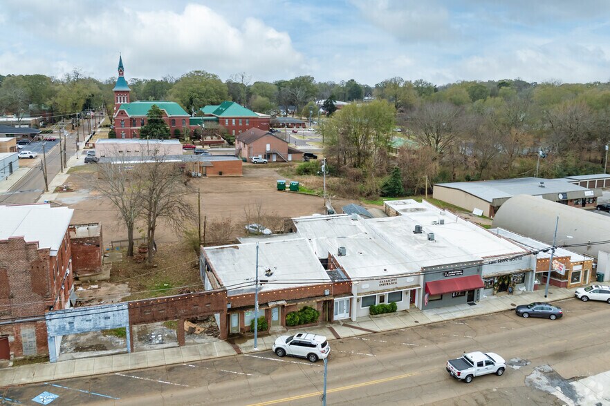 More Photos Of 406 W Main St, Senatobia Storefront Retail Office For Lease