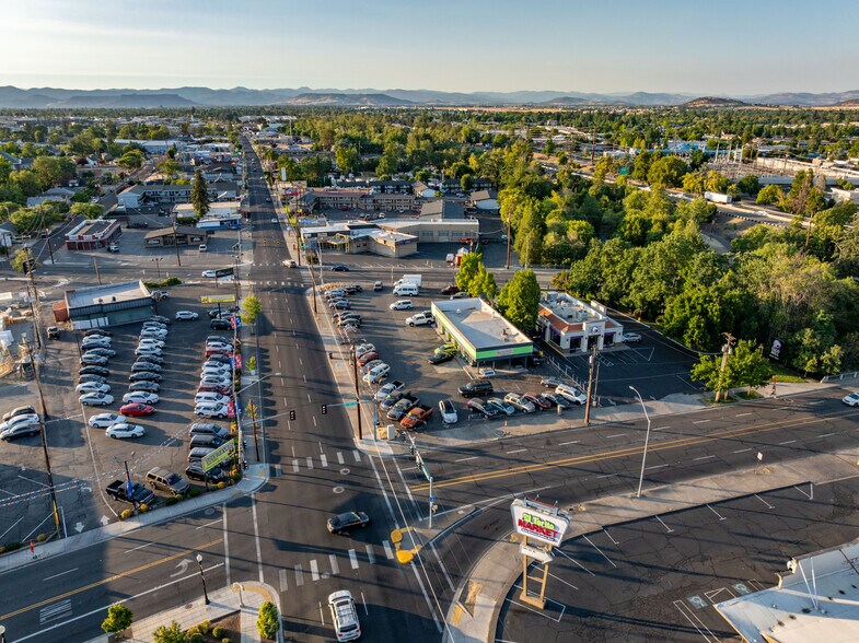 More Photos Of 348 N Riverside Ave, Medford Auto Repair For Lease