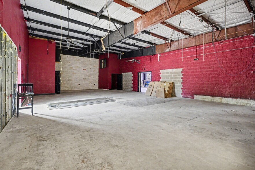 More Photos Of 470 This Way St, Lake Jackson General Retail For Lease