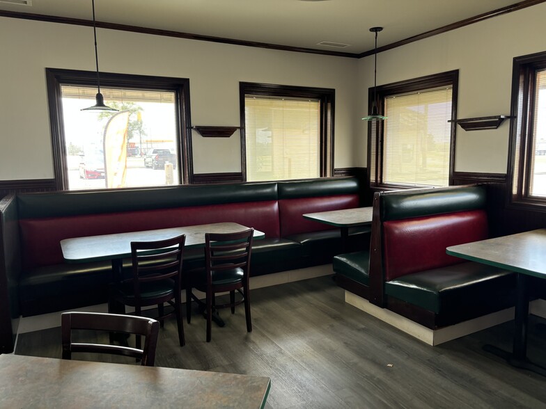 More Photos Of 210 N Lewis Ave, Oglesby Restaurant For Lease