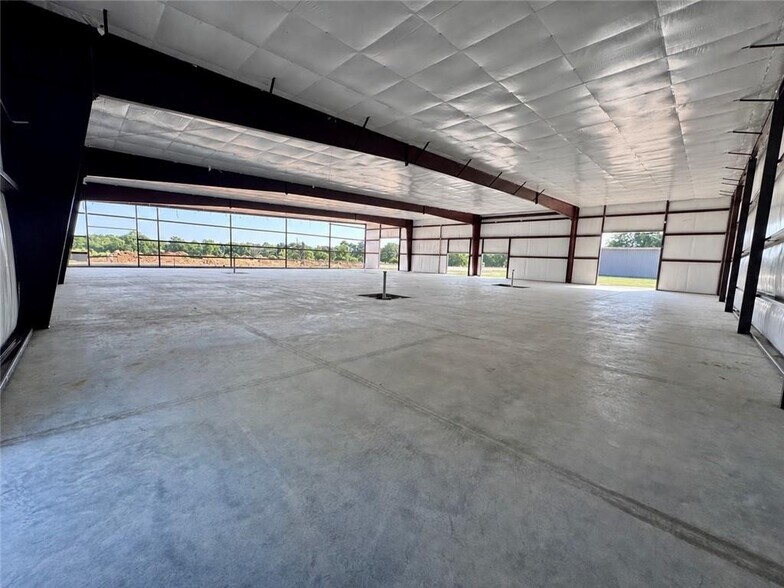 More Photos Of 760 Angela St, Springdale Flex For Lease