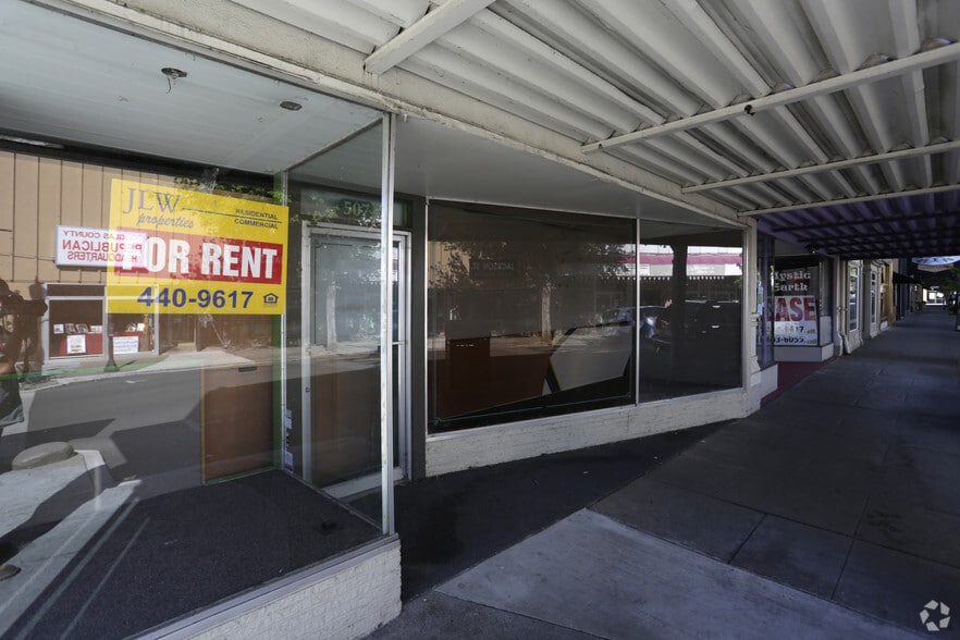 More Photos Of 507 SE Jackson St, Roseburg Storefront For Lease
