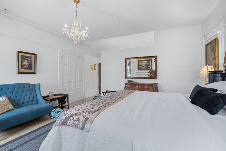 More Photos Of 402 E Gaston St, Savannah Hospitality For Sale