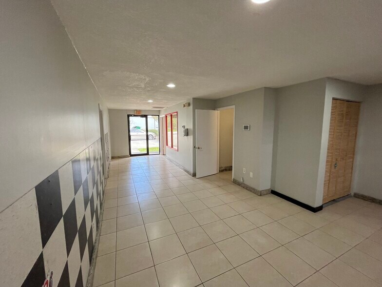 More Photos Of 10780 47th St N, Clearwater Warehouse For Lease