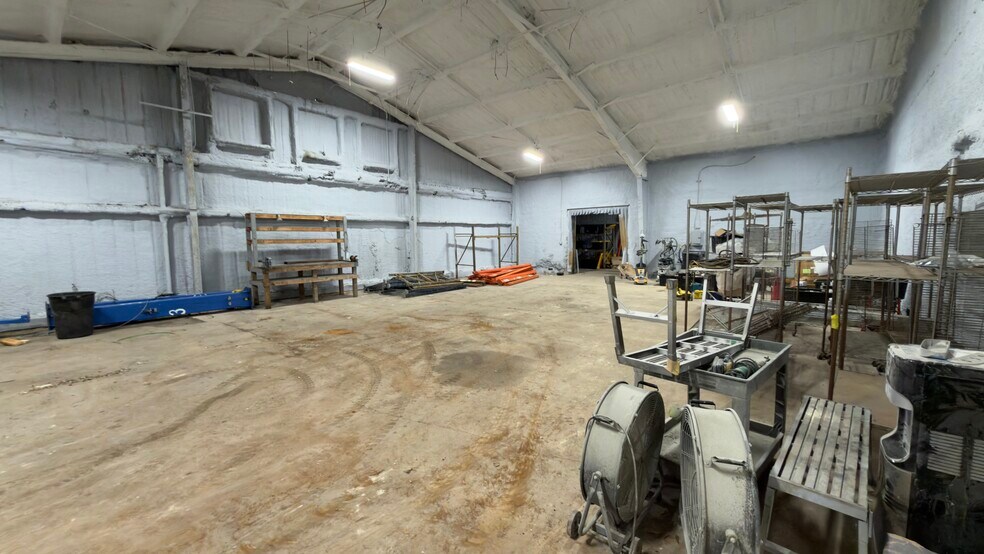 More Photos Of 2800 Delano St, Pensacola Warehouse For Lease