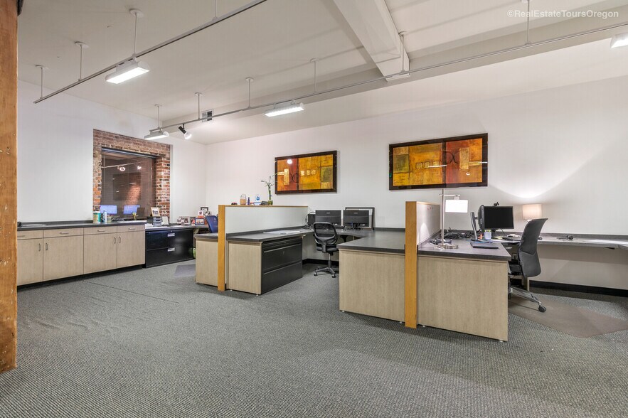More Photos Of 1325 NW Flanders St, Portland Office For Sale