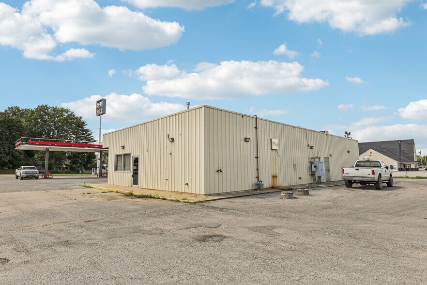 More Photos Of 402 W Johnson St, Pocahontas Flex For Sale