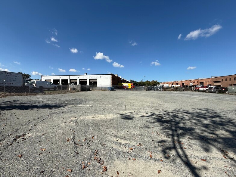 Primary Photo Of 8395 Euclid Ave, Manassas Park Warehouse For Lease