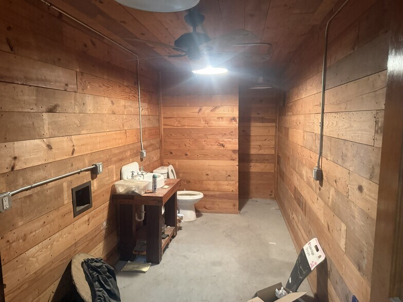 More Photos Of 258 County 281 rd, Alvin Warehouse For Lease