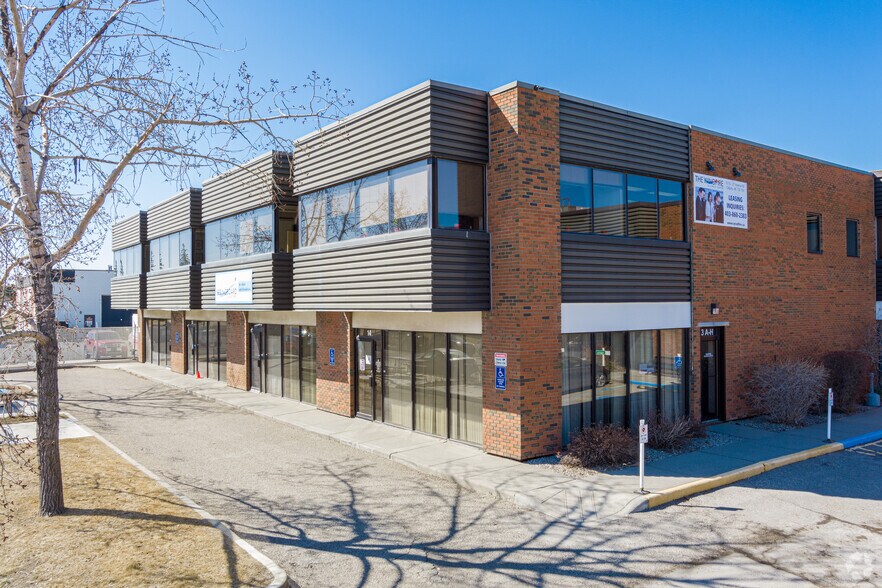 More Photos Of 2115 27th Ave NE, Calgary Flex For Lease