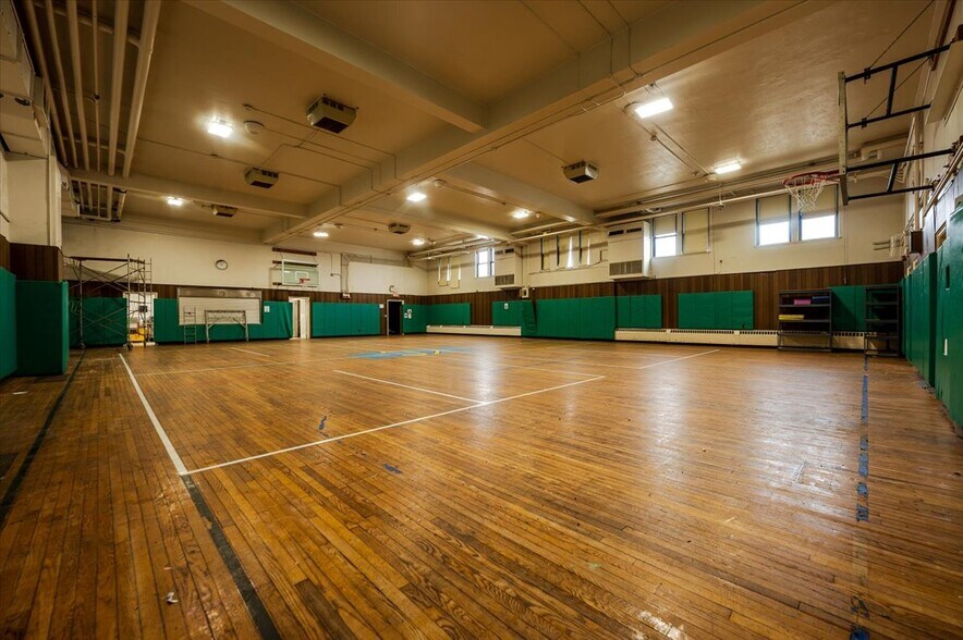 More Photos Of 90 Henry St, Inwood Office For Lease