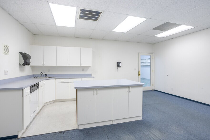 More Photos Of 1455 South St, Redding Flex For Sale