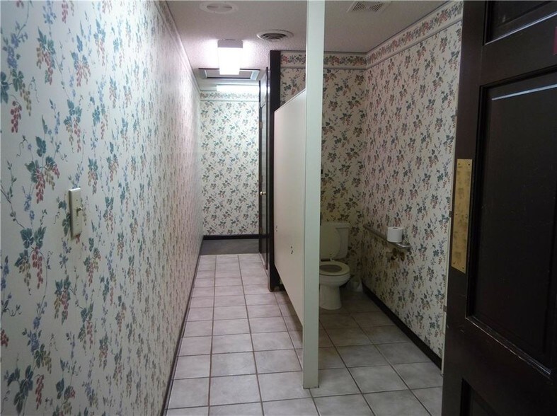 More Photos Of 700 N 15th St, Ozark Office For Sale