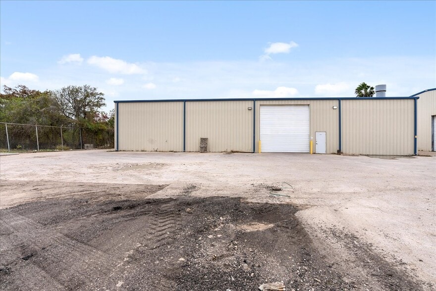 More Photos Of 820 Mcbride Ln, Corpus Christi Warehouse For Lease