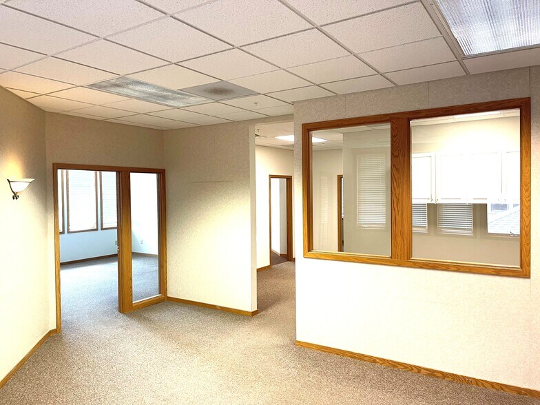 More Photos Of 830 W Lake Lansing Rd, East Lansing Medical For Lease