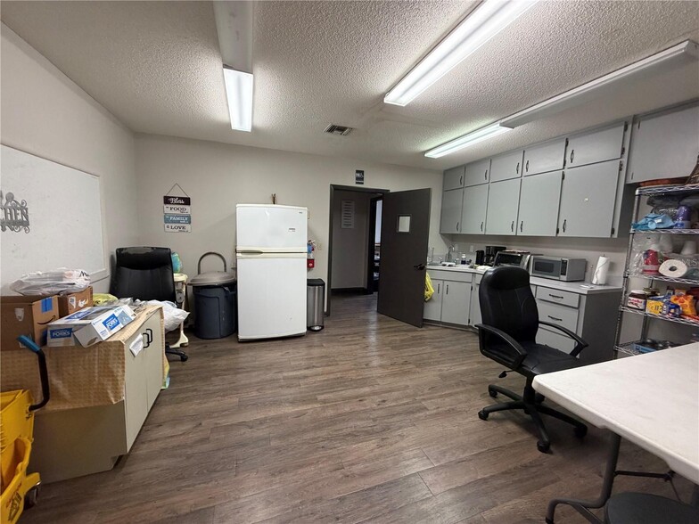 More Photos Of 208 E Lake Ave, Auburndale Religious Facility For Lease