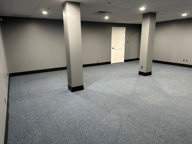 More Photos Of 9130 Otis Ave, Indianapolis Flex For Lease