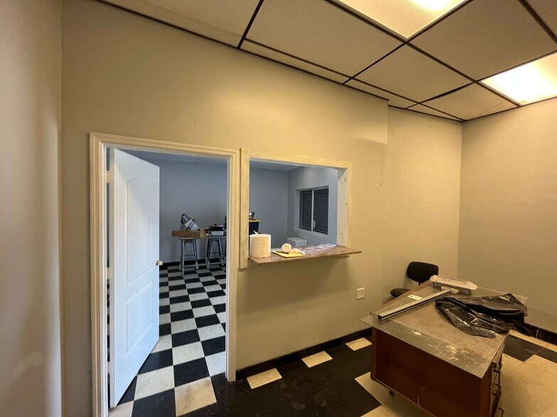 More Photos Of 1917 N Dixie Hwy, West Palm Beach Storefront Retail Office For Lease