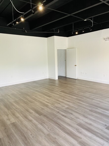 More Photos Of 6992-6994 NW 82nd Ave, Miami Warehouse For Lease