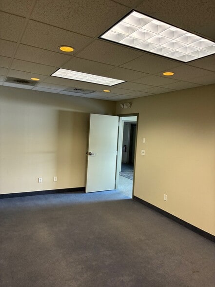 More Photos Of 160 S Turnpike Rd, Wallingford Light Distribution For Lease