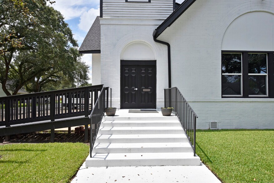 More Photos Of 1220 Mulcahy St, Rosenberg Religious Facility For Sale