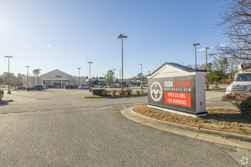 More Photos Of 369 Chatham Dr, Newport News Freestanding For Sale