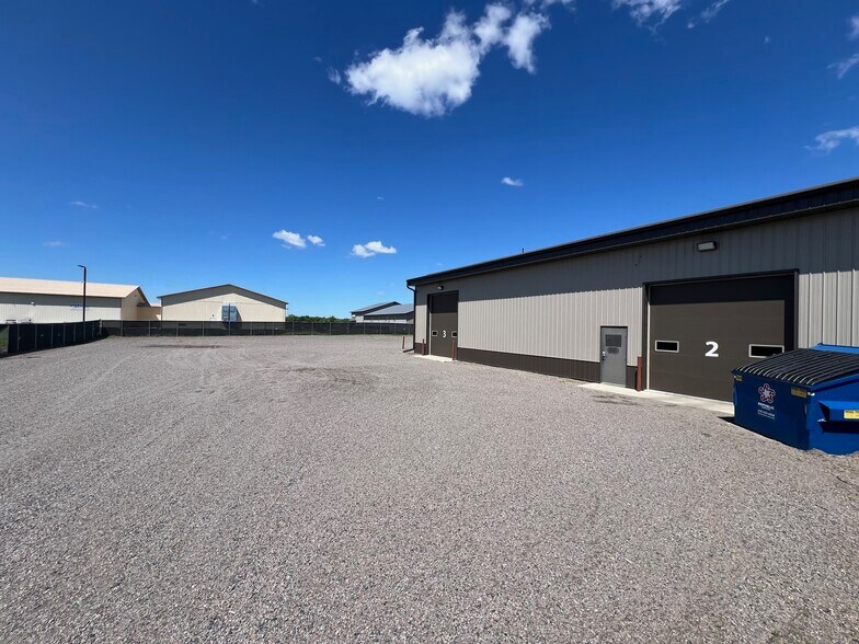 More Photos Of 20021 Edison Cir, Clearwater Warehouse For Lease