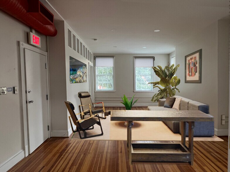 More Photos Of 7 E Franklin St, Baltimore Storefront Retail Office For Lease