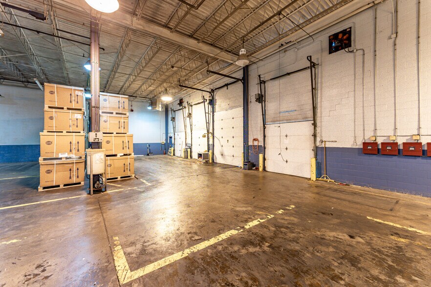 More Photos Of 200 Universal Dr, Centerville Distribution For Lease