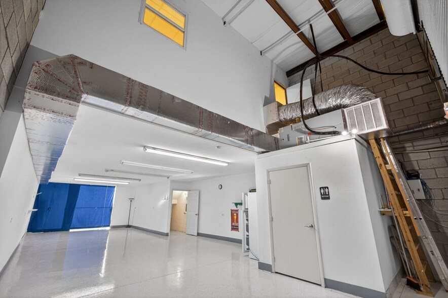 More Photos Of 3097-3117 SE Gran Park Way, Stuart Light Manufacturing For Sale