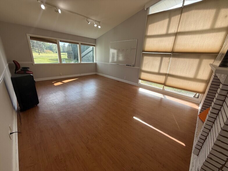 More Photos Of 806 Penny Ave, East Dundee Storefront Retail Office For Lease