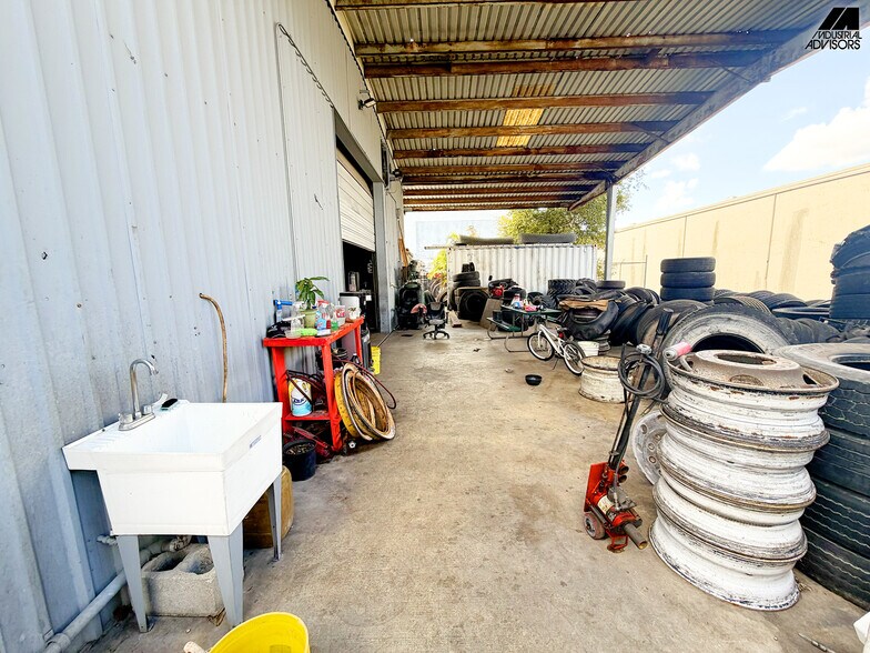 More Photos Of 8115 NW 98th St, Hialeah Manufacturing For Lease