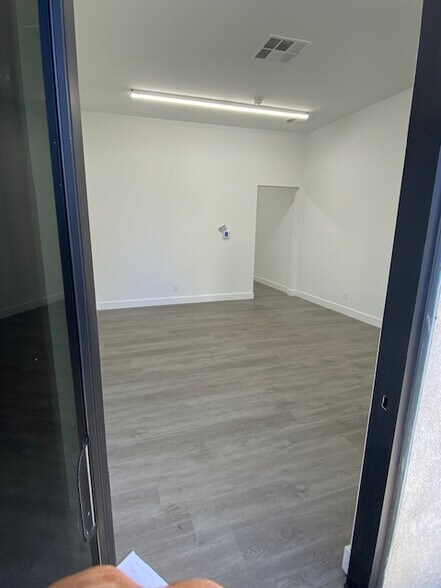 More Photos Of 917 W Compton Blvd, Compton Storefront Retail Office For Lease