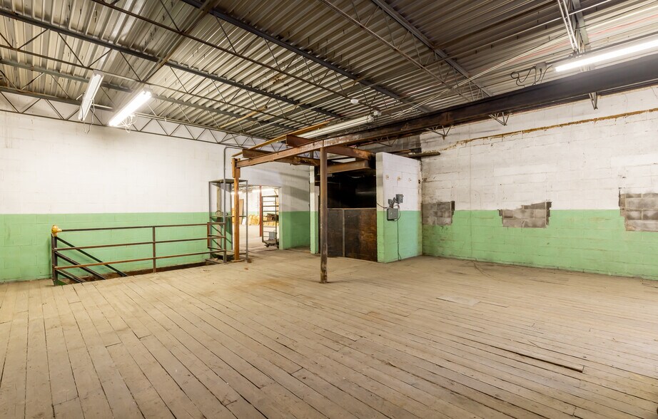 More Photos Of 927 E Madison St, Louisville Warehouse For Sale