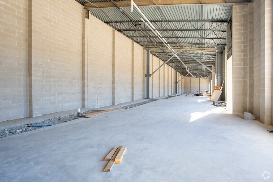 More Photos Of 2307 Thornton Rd, Austin Flex For Lease