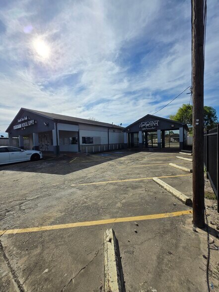 More Photos Of 14206 S Post Oak Rd, Houston General Retail For Sale