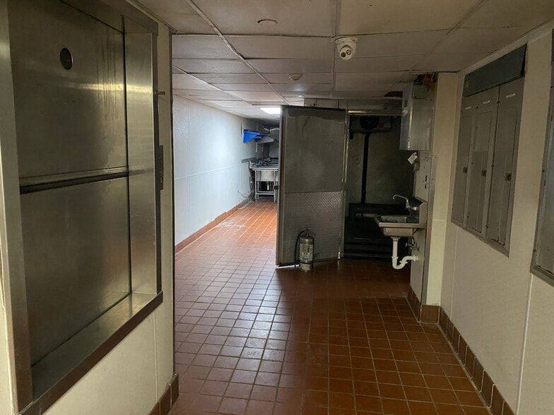 More Photos Of 111 23rd St, Galveston Bar For Lease