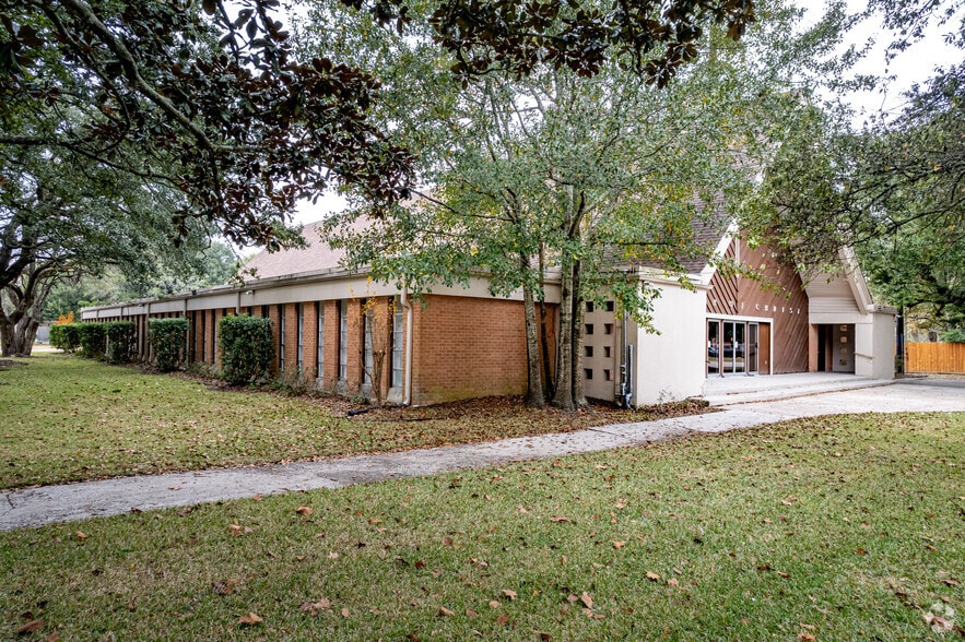 Primary Photo Of 701 N Pruett St, Baytown Religious Facility For Sale