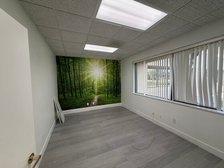 More Photos Of 10061 Amberwood Rd, Fort Myers Flex For Lease