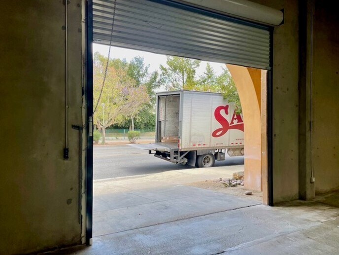 More Photos Of 18320-18330 Oxnard St, Tarzana Warehouse For Lease
